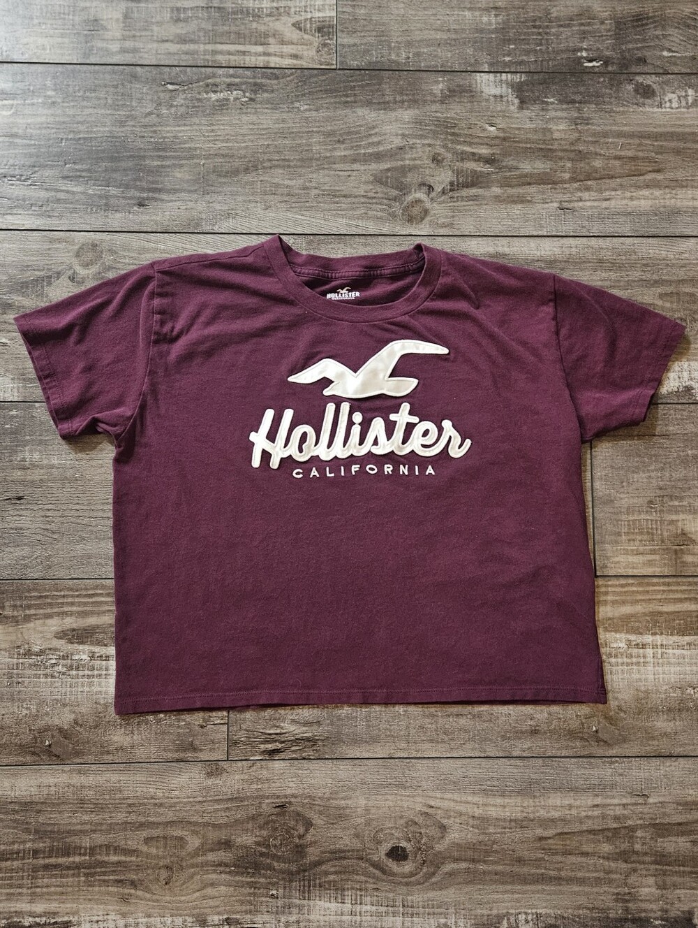 Hollister Crop Tee Maroon White Lettering Size Small - Picture 1 of 2